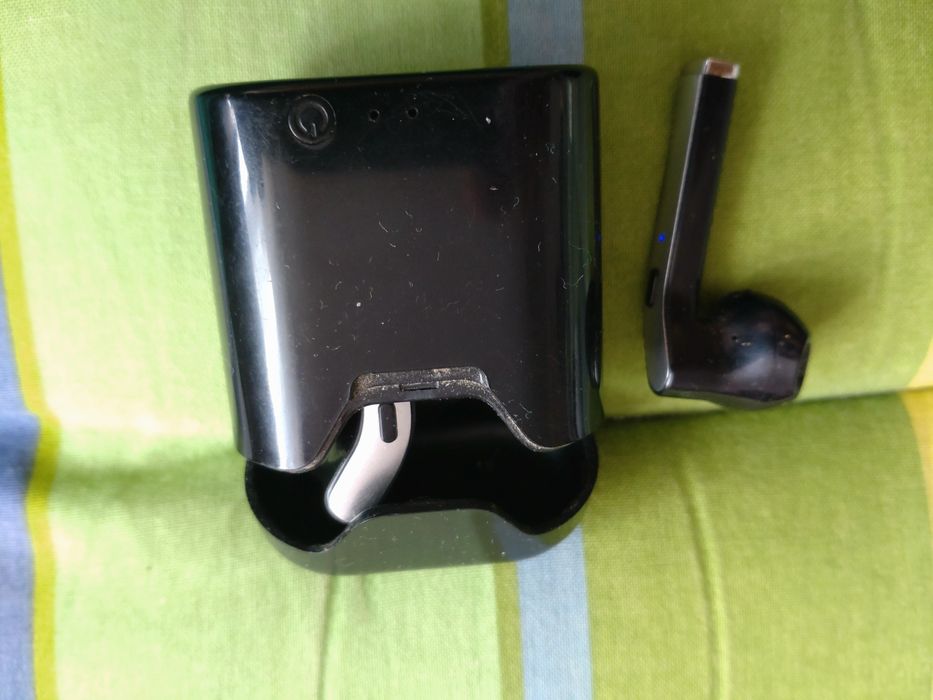 Căști bluetooth diferite mărci și modele