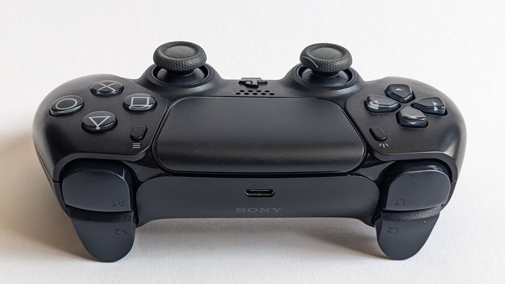 Продавам контролер DualSense за PS5 с TMR стикове.