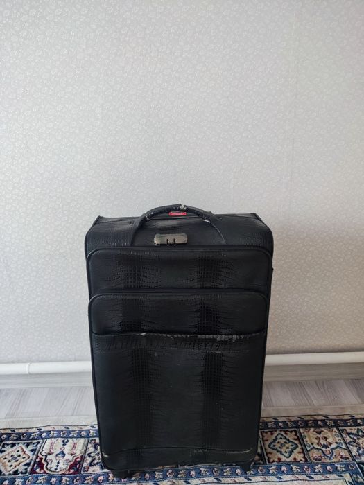 Чемодан с колёсиками