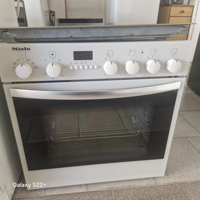 Комплект фурна и плот за вграждане MIELE