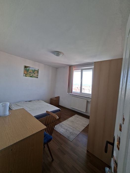 Caut colegă de apartament, 135 euro, Bd. Mihai Viteazul, decomandat.