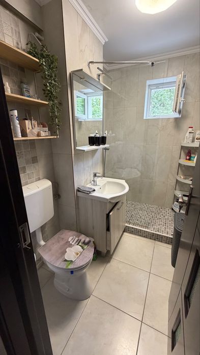 Dau spre inchiriere  in ONESTI apartanent situat in zona centrala , et 3 cu spatiu verde