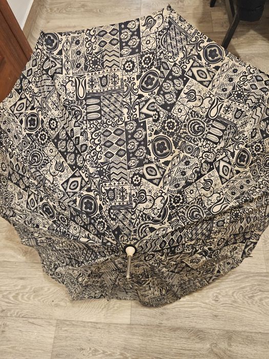 Vand umbrela foarte veche decoratiune