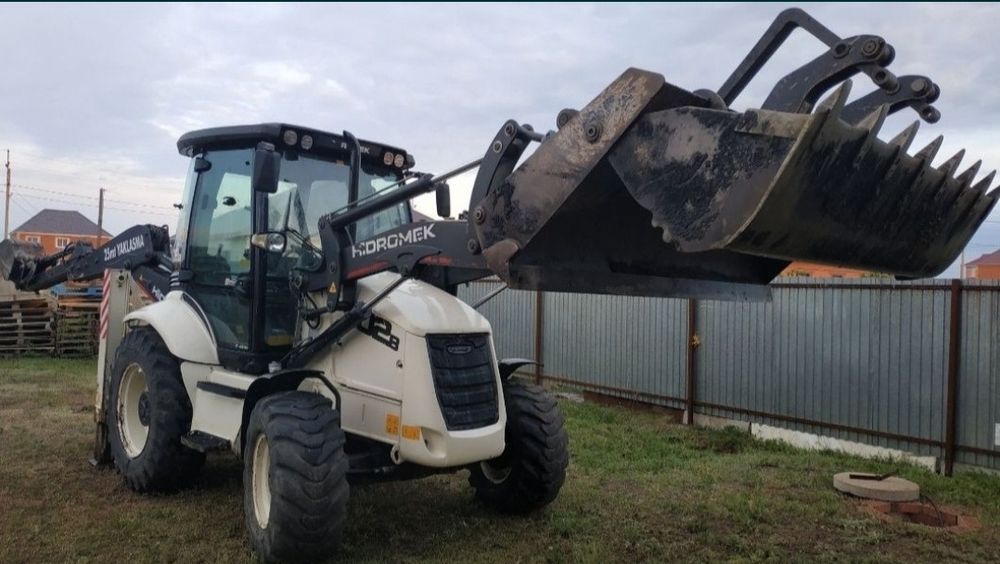 Экскаватор погрузчик 3в1 трактор