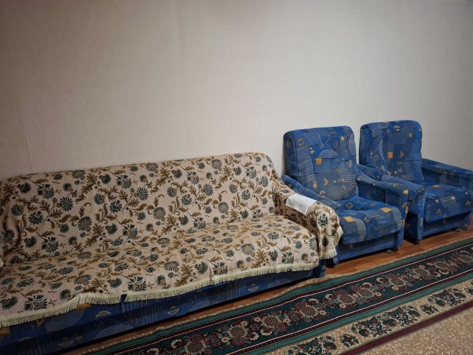 Продам б/у диван и 2 кресла