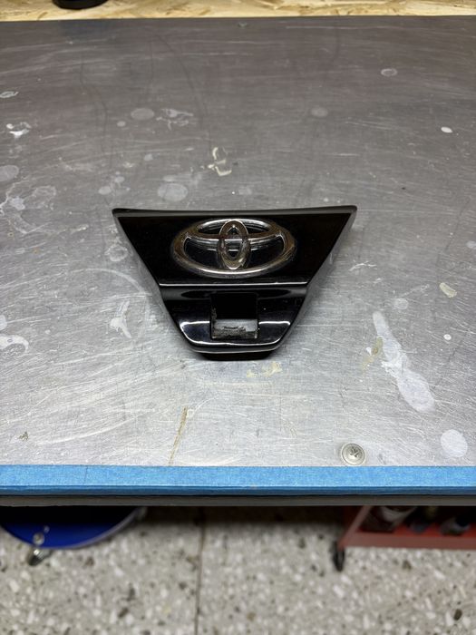 Toyota Estima значек под камеру