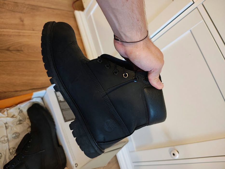 ghete sunt modelul Timberland 6-Inch Premium, realizate din piele neagră