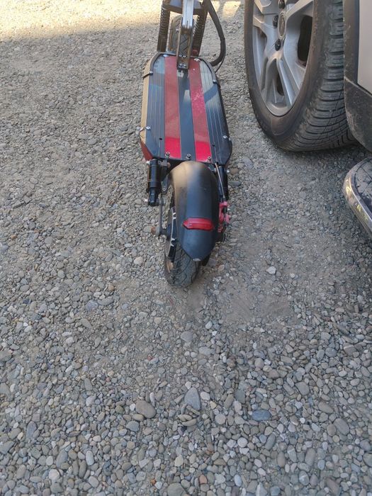 Trotineta electrica JRH. Bateria tine putin