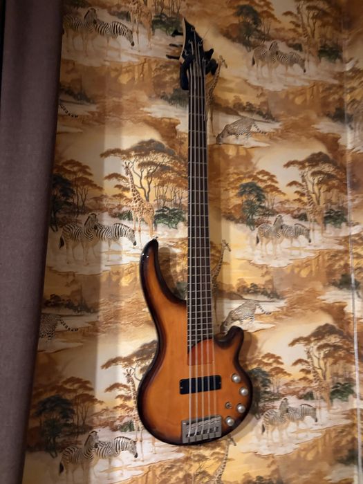 Продам бас-гитару