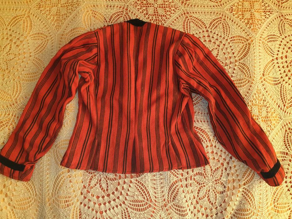 Атентична дамска интерия