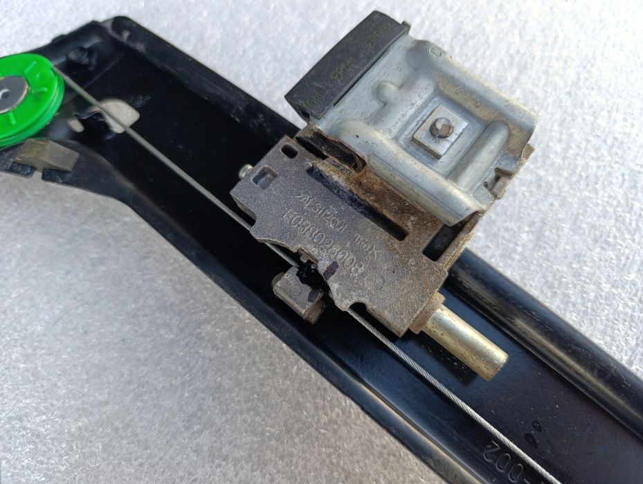 Macara geam usa dreapta fata pasager Volkswagen Scirocco 1K8837402P