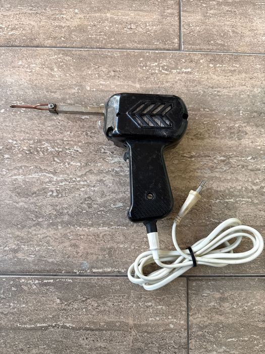Pistol de lipit romanesc
