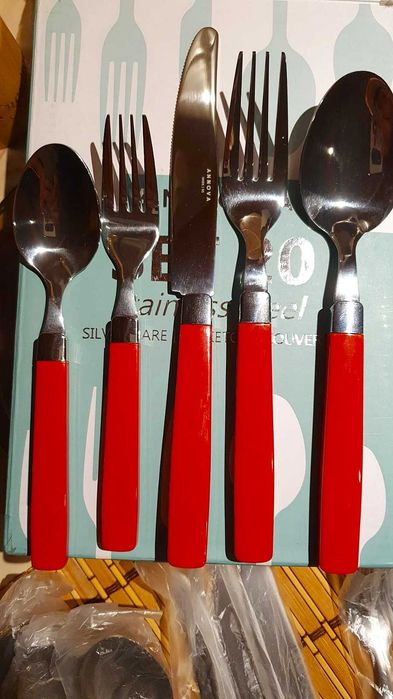 Set tacamuri  inox Argintii stralucitor cu  rosu - 4 persoane