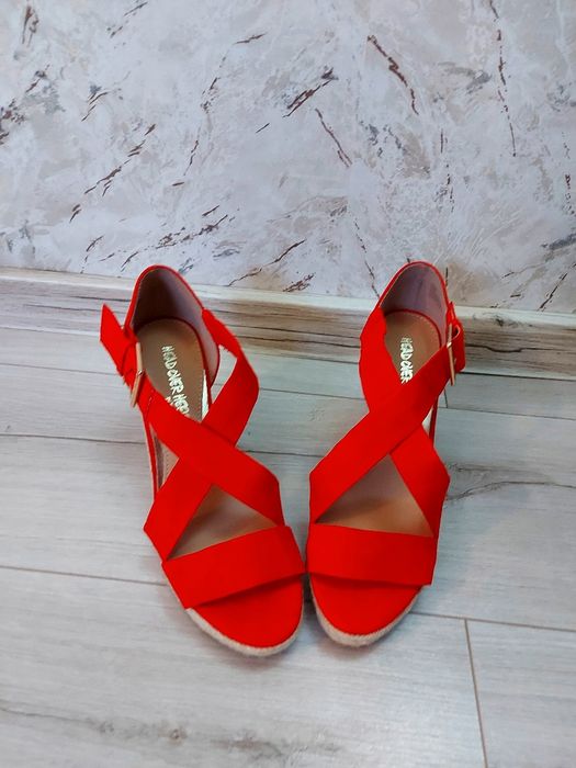 Уникални високи сандали