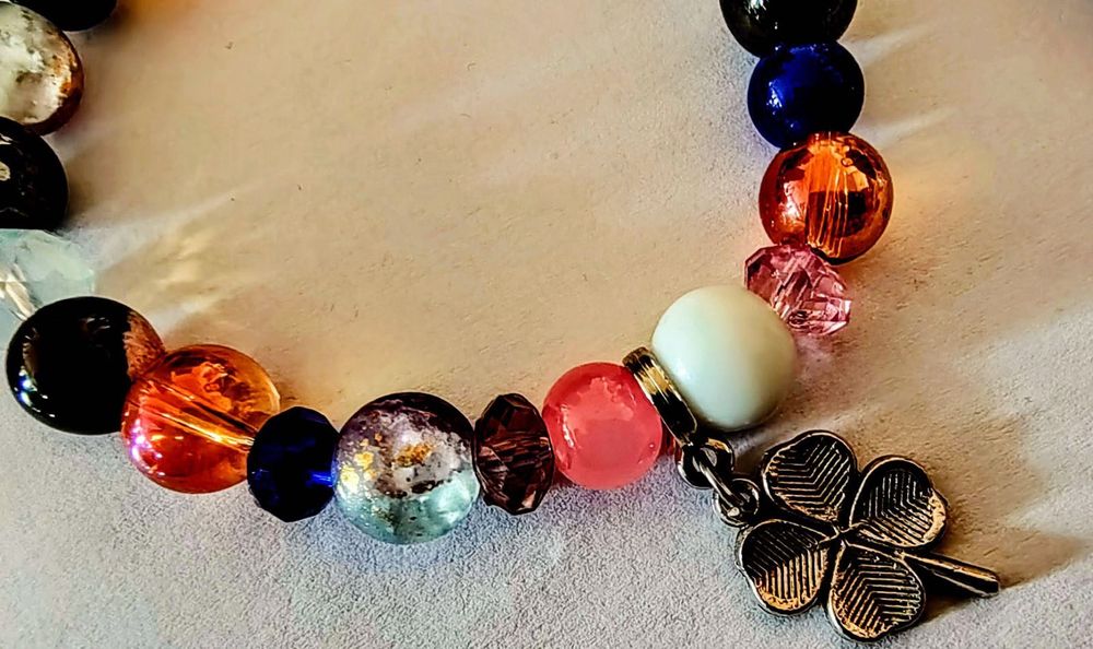 Гривни от естествени камъни и кристали