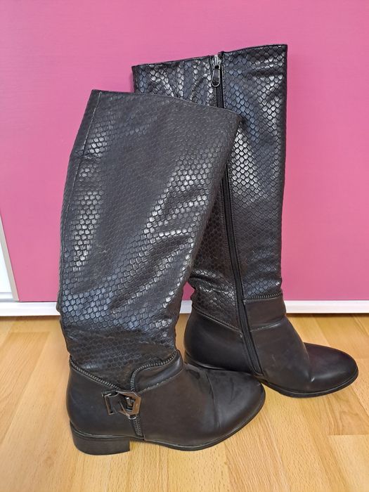 Vând diferite modele de papuci