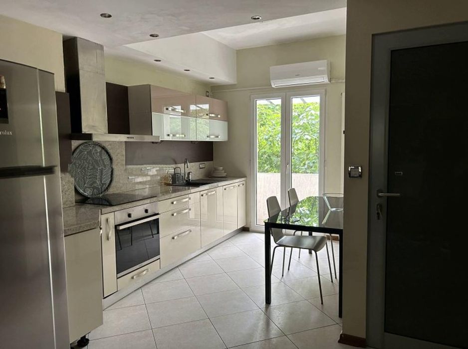 Дава се под наем Четиристаен апартамент в София, Център - 200 кв.м за 1500 € - Снимка #3