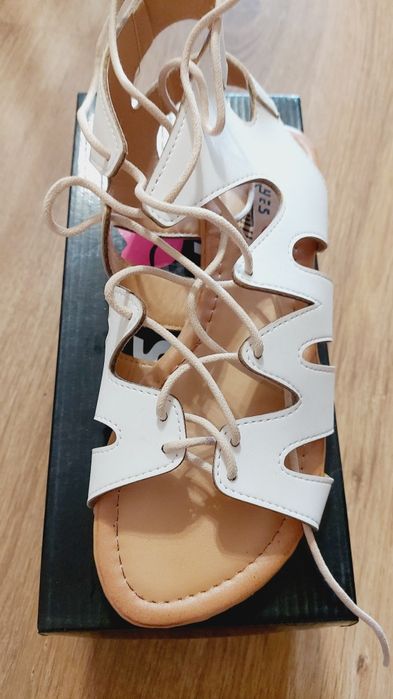 Бели сандали с връзки