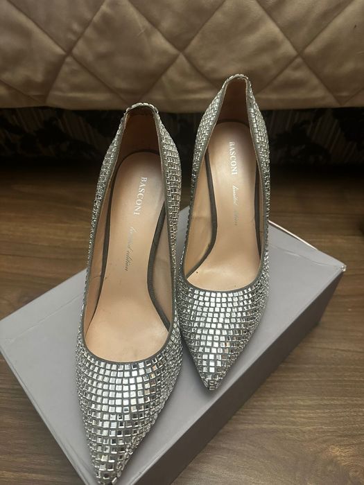 Продам туфли со стразами