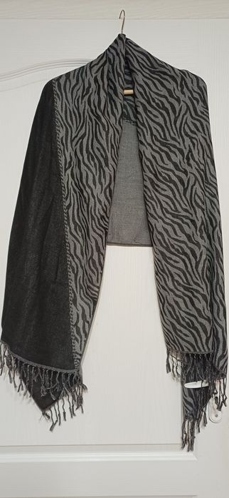 Два броя дамски  шала