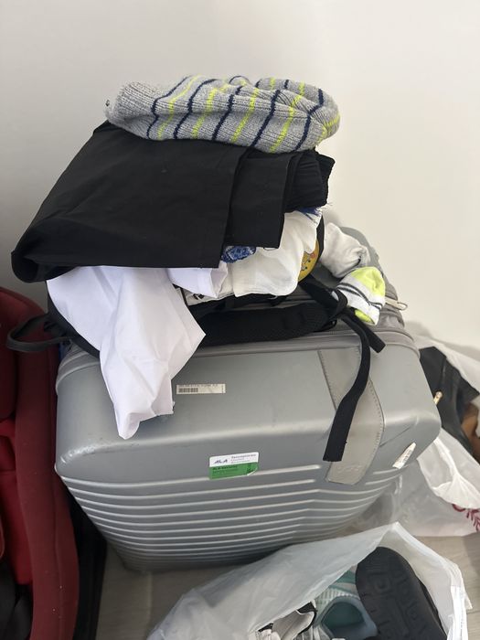 Кресло с вещами и обувью