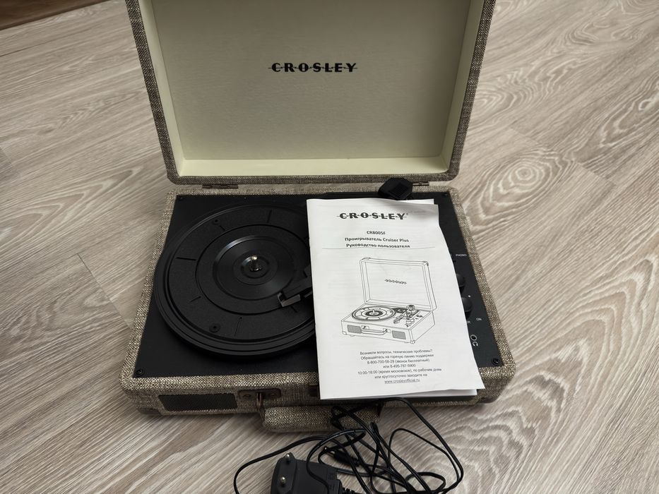 Проигрыватель виниловых дисков CROSLEY PLUS
