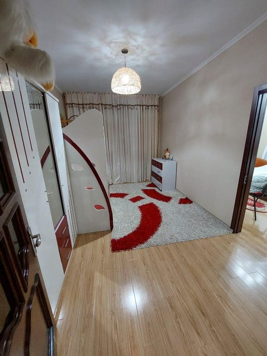 Двухэтажный кровать и шифонер