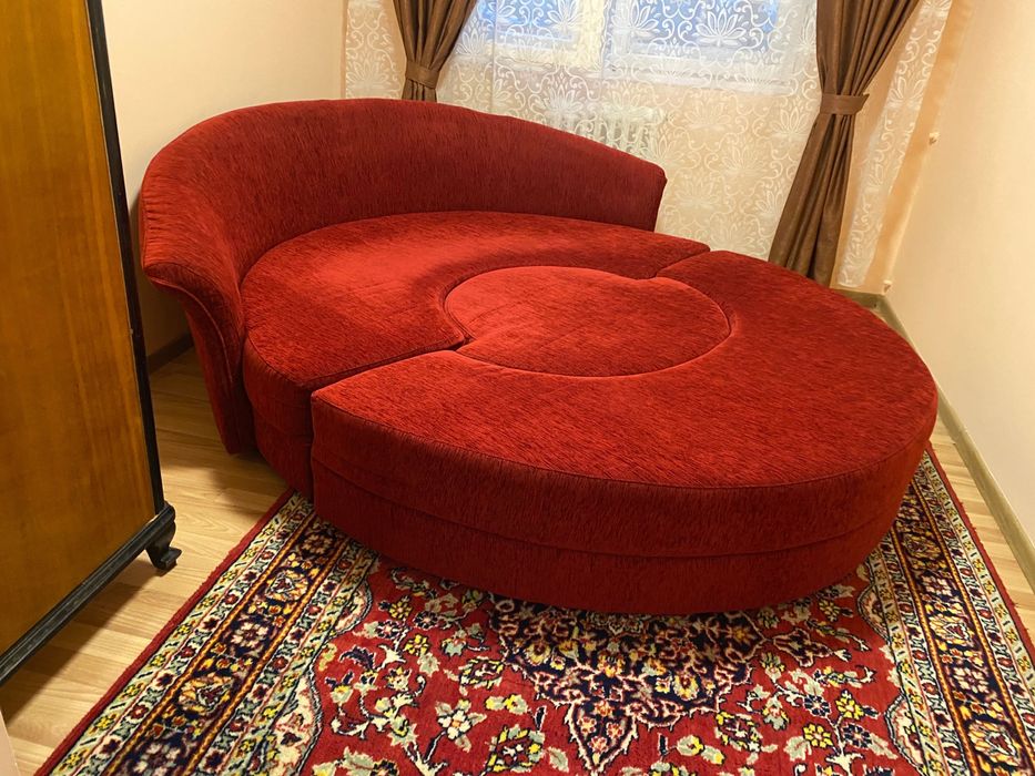 Canapea, măsuță capitonată și piesă semicirculară capitonată=pat dublu