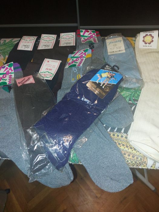 11 чифта нови унисекс чорапи. Цена 8 лева за всичките.