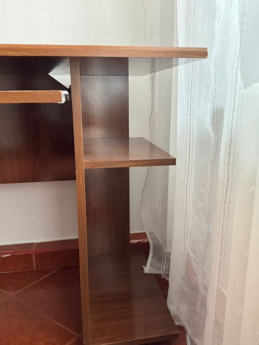 Birou practic din lemn