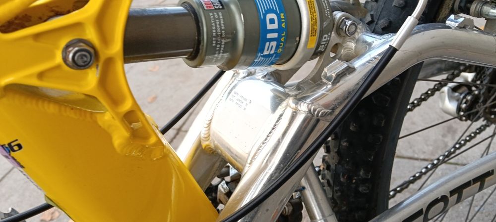 Продавам алуминиев велосипед Scott 26 цола,47см рамка