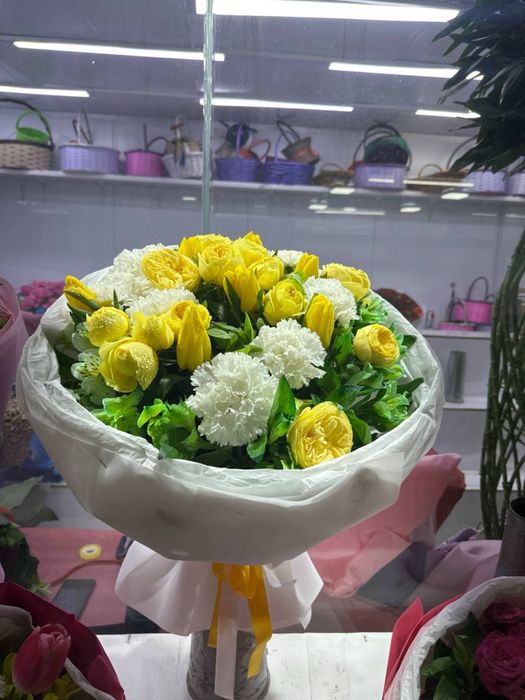 Pionavidniy gullar lola atirgul buket oq qizil atirgul