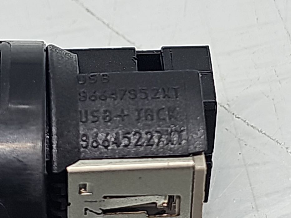 Conector auxiliar USB PEUGEOT 508 [Fabr 2010-2018] 96647952XT