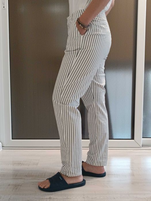 Бял панталон на сини надлъжни ивици