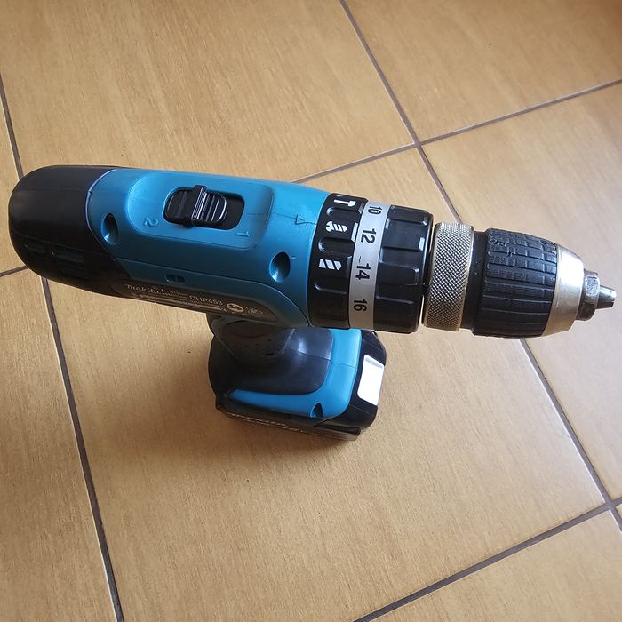 Masina gaurit/însurubat cu percutie Makita DHP 453