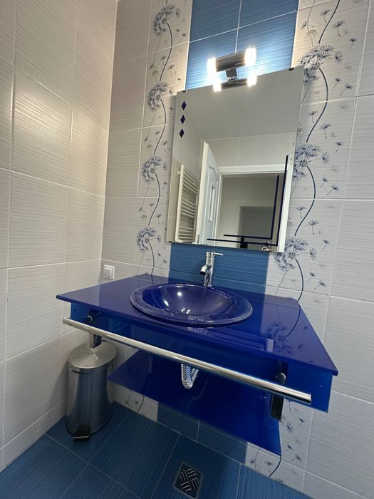 Vând set lavoar + oglindă baie