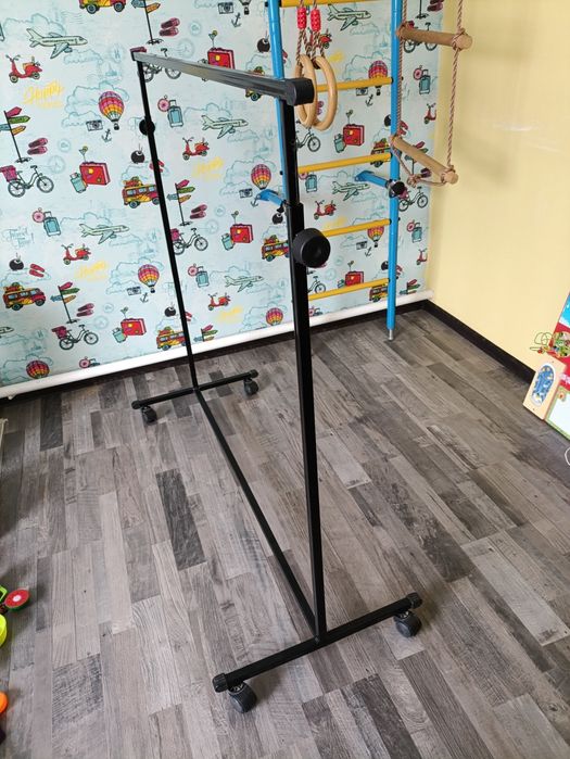 Вешалка напольная на колесиках