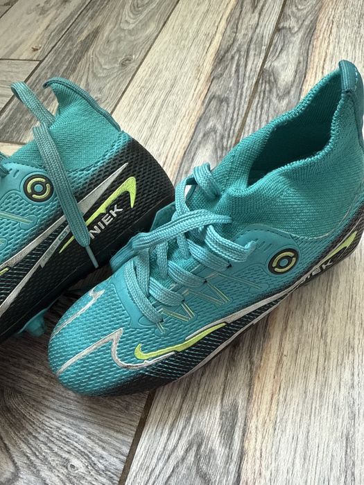 Кроссовки бутсы