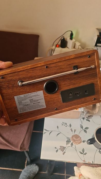 Radio retro nou, cu telecomandă.
