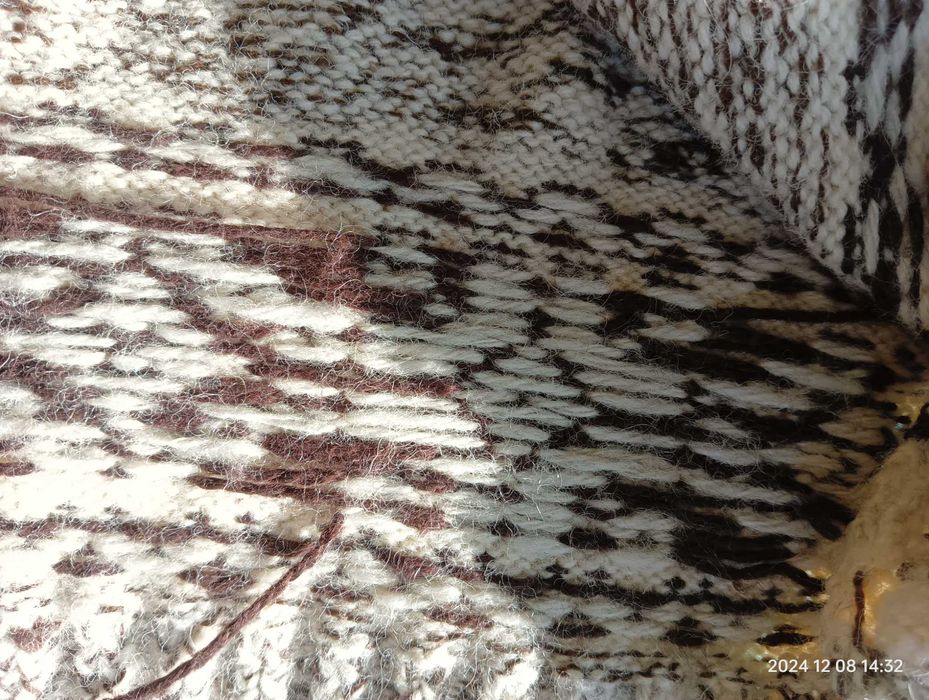 Ръчно плетена вълнена жилетка