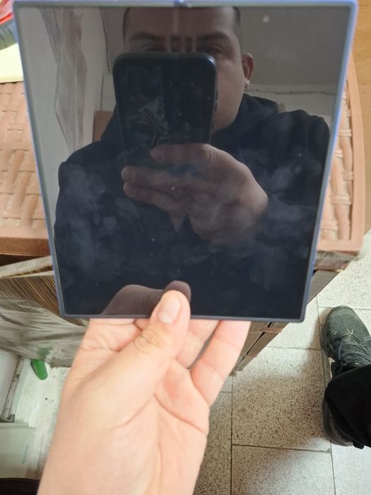 Продавам samsung z fold 7.. ЗА ЧАСТИ..