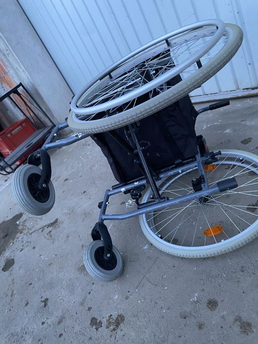 Carucior , scaun cu rotile persoane dizabilitati