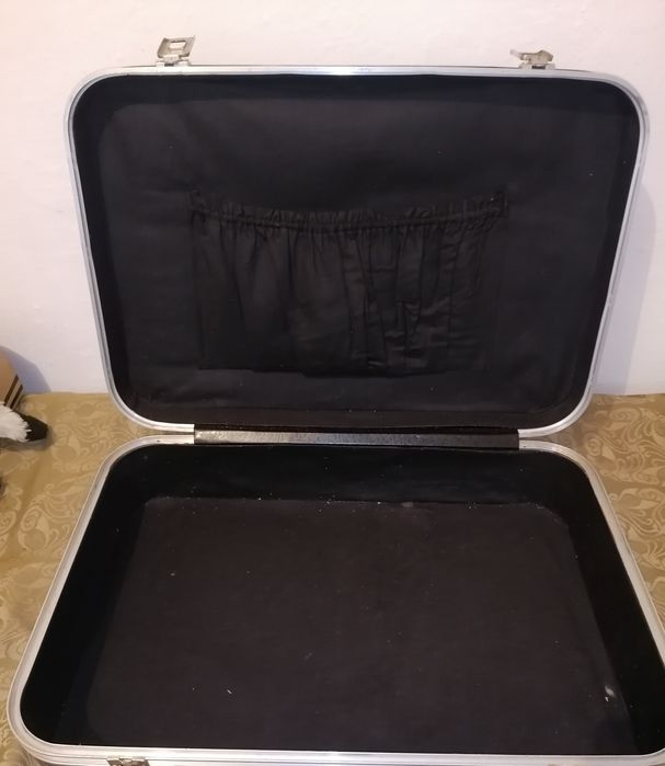 Стари куфари за декорация