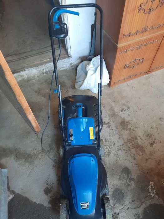 Продам электрическую газонокосилку