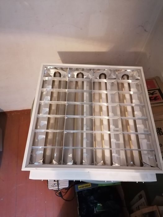 луминесцентни осветителни тела 4X18W