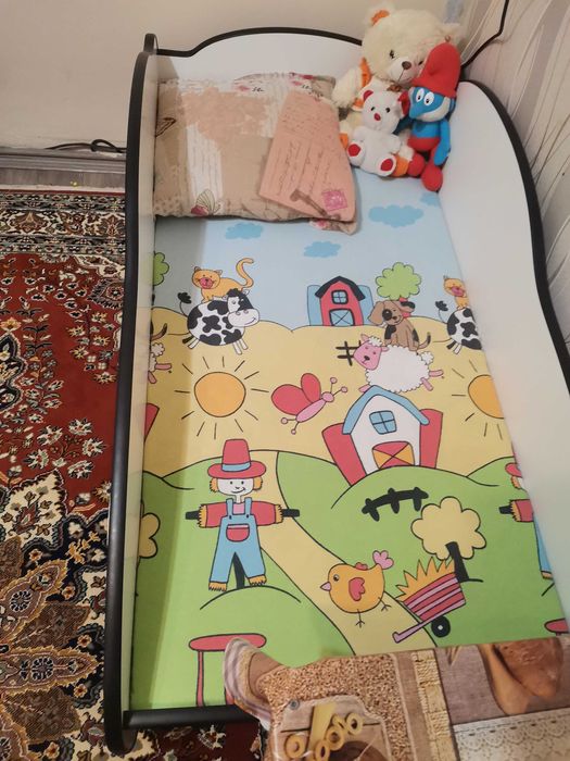 Единично детско легло с матрак от пенополиуретан, с форма на кола