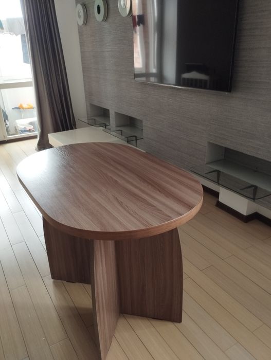 Продается деревянный  стол.