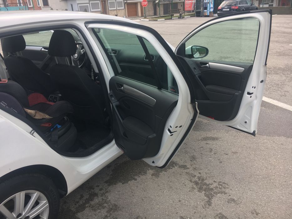 Продавам лека кола в идеално състояние .Бяла на цвят.Колата е хечбег