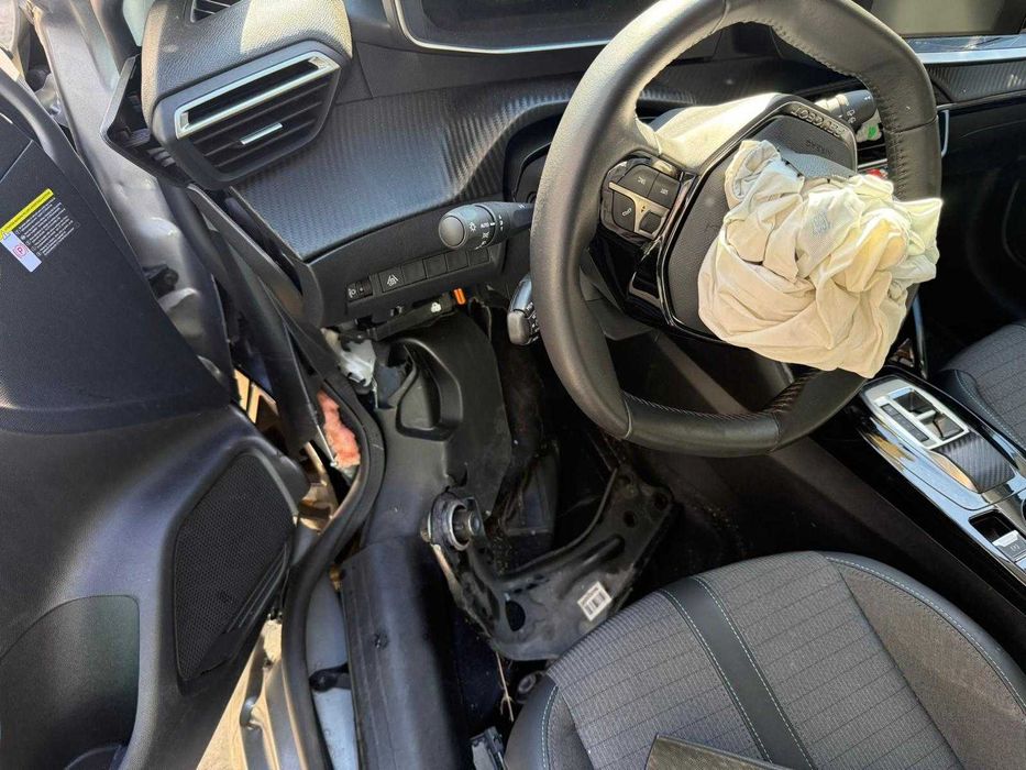 Peugeot 208 PureTech 100 Stop&Start EAT8 5 Usi A  4.200 € AVARIAT