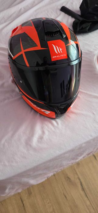 Каска MT Helmets